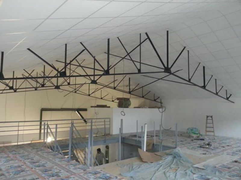 PLAFOND AVEC STRUCTURE METALIQUE APPARENTE