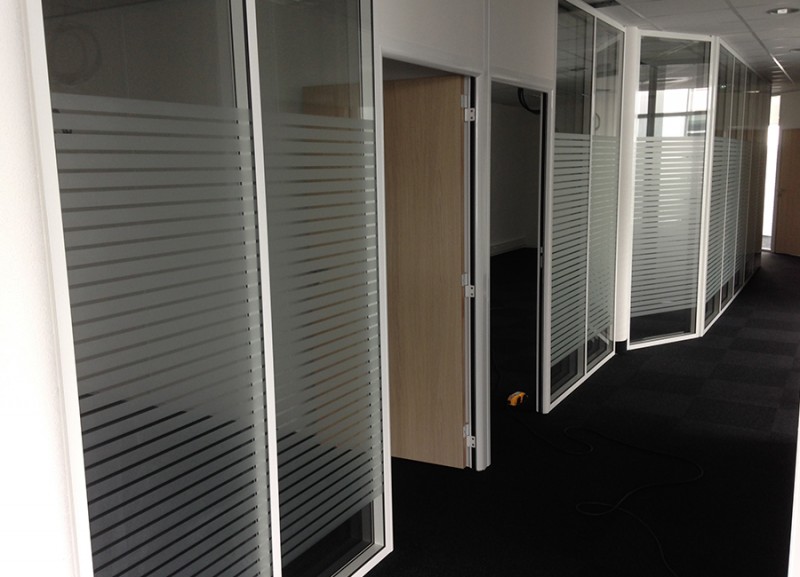 CLOISON VITREE TOUTE HAUTEUR AVEC VITROPHANIE