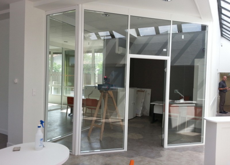 CLOISON VITREE TOUTE HAUTEUR EN TRAVAUX